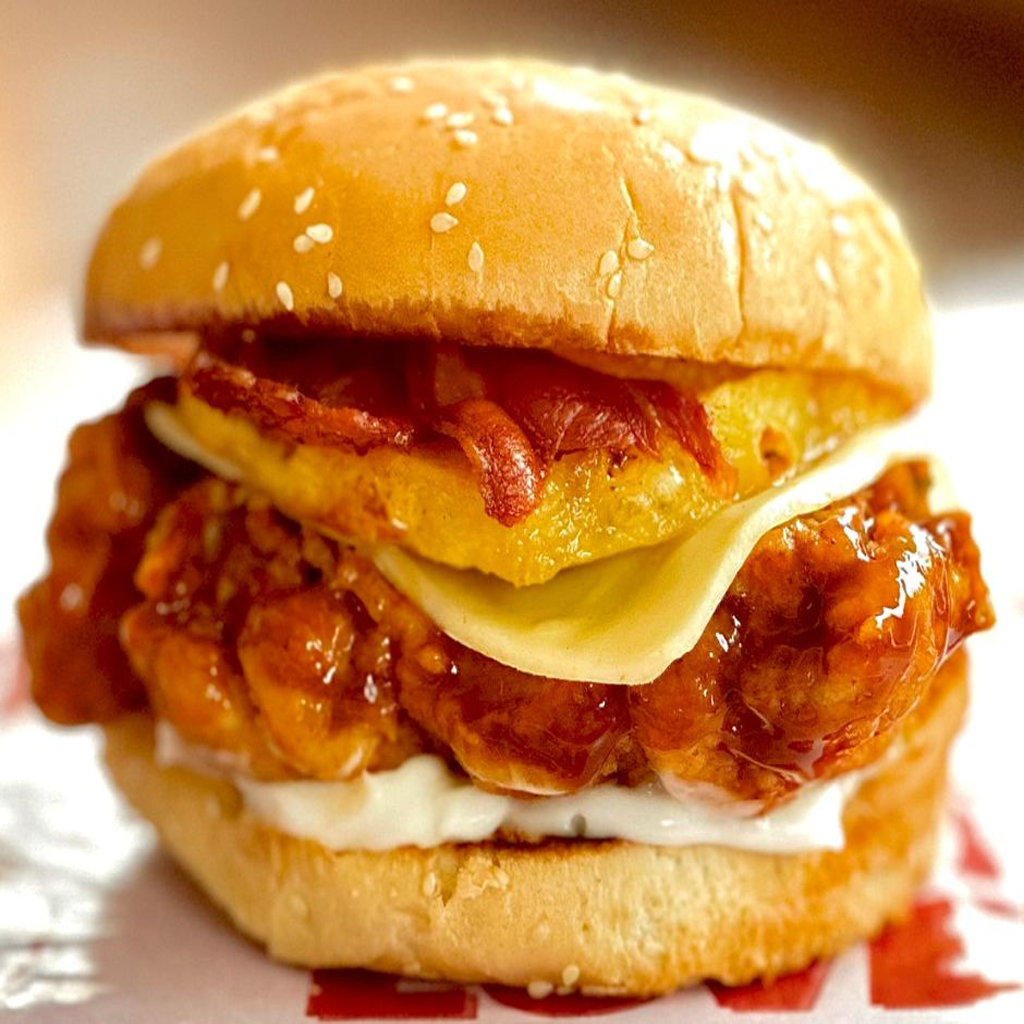 Sándwich de pollo con ingredientes frescos